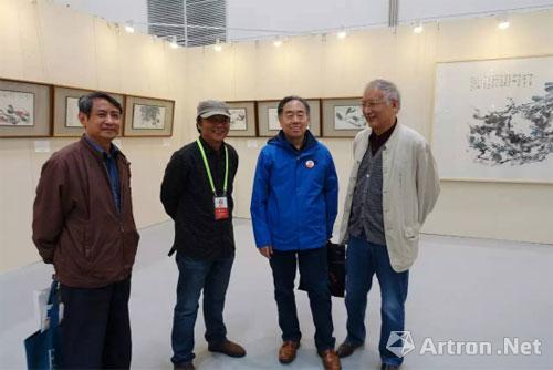 青岛画院院长曾先国,山东工艺美术学院教授于新生等参观画展