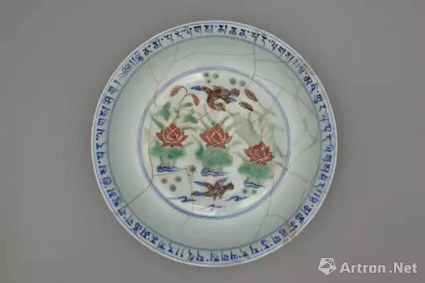 斗彩鸳鸯莲池纹盘  明宣德  景德镇市陶瓷考古研究所藏