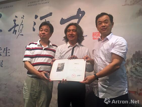 中国美术馆馆长吴为山先生为家属颁发捐赠证书