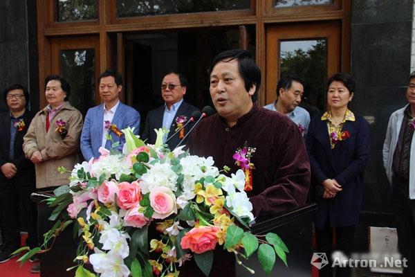 安徽省美协副主席,亚明艺术馆馆长陆小和主持开幕式