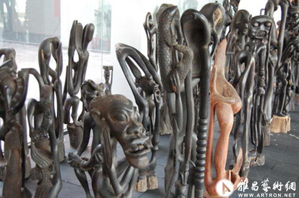 我们夫妇为能在宋庄美术馆举办《松山韩蓉非洲艺术收藏展》感到欣慰。 这里聚集着几千位中国最富活力,充满热情的天才艺术家们。 同时我们也为这些藏品引以自豪, 因为这里的所有藏品都是我们夫妇, 身居非洲几十年, 以青春为代价, 用毕生精力和财力, 收集, 研究, 在上万件作品中挑选出来, 献给祖国的一份厚礼。展览之后它们将被分发到北京,浙江的美术院校,博物馆,大部分运往长春由《松山韩蓉非洲艺术收藏博物馆》收藏。在宋庄我们设立非洲艺术体验展厅,搭建同非洲艺术家交往的平台。 我们相信, 它将让我们的子孙后代受用无穷