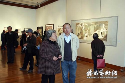 冯一鸣陈望秋"多彩画展"亮相上海