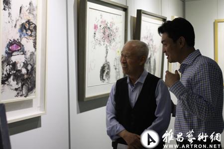 景峰集团董事长闫利明(右)陪同恩师石广元参观展览