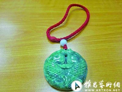 老人8000元买来翡翠玉佩被摔碎 经鉴定仅值80元