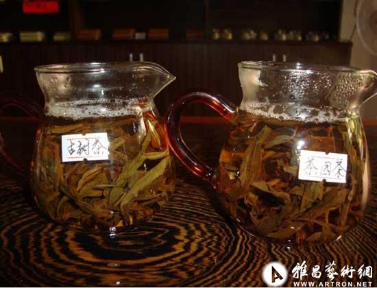 数据来源:中国茶叶流通协会《2013全国春茶产销形势分析报告》 图形 徐侨唯 制 沉寂6年之久的普洱茶再度涨声四起。南都记者获悉,今年以来,普洱产区整体收购价格上涨30%-100%。尤其是一些古树春茶价格更是超过3000元/公斤和6000元/公斤,平均涨幅飙升达三到六成,其中最高涨幅达到了每公斤8000-10000元,几乎超过了2007年普洱茶最为疯狂时的价格。 云南连续干旱导致古树茶产量大幅下降,而市场的需求和投资者的介入,无形中再次推高茶叶价格。不过,南都记者了解到,与2007年普洱茶