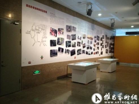 "走访国立艺专旧址"成果展示墙,配有手绘地图,展示旧址分布情况摄影