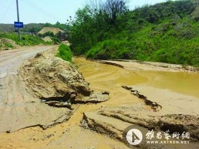 山下道路被泥浆堵塞。