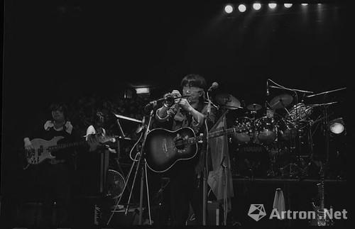 1990年4月,崔健全国巡回演出成都站现场,崔健正在演唱《一块红布》