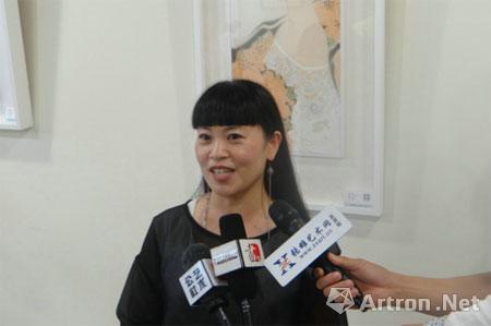 参展艺术家袁玲玲女士接受媒体采访