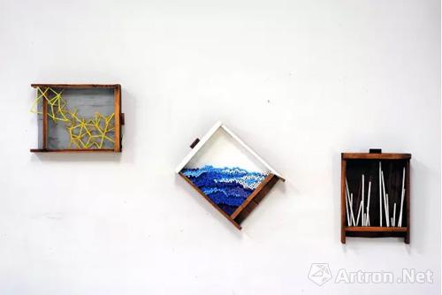 我的工作室有一个小院,每年丝瓜大丰收,遮阳蔽日。工作室内东西很多,工具、机器、作品、材料占了很大的空间。但相对空间还是比较充裕的。周边比较清静,材料也比较丰富。总的来说,创作的环境还是比较理想的。 《一块规格为244×122×1.75cm复合多层板》 我用雕塑的概念将一块标准尺寸的复合多层板分割, 无一废弃的全利用,制作成“作品”、“包装箱”和“展台”。