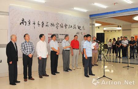 市青年美协主席邵晓峰致辞出席画展的嘉宾有泰州市人大副主任戴胜利
