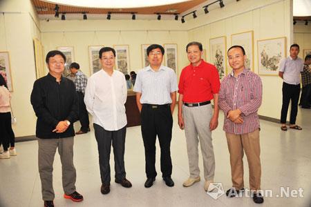 研究员聘书及作品收藏证书出席画展的嘉宾有泰州市人大副主任戴胜利