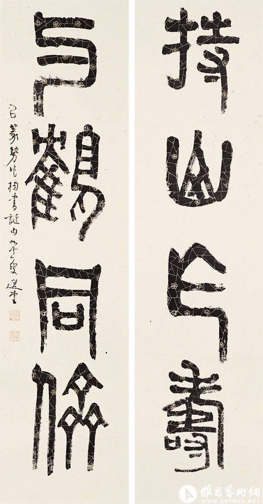 持山作寿 与鹤同侪<br>^-^Four-character Couplet in Seal Script