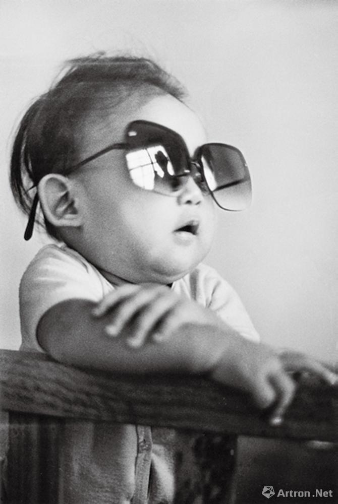 安哥作品：1980·广东广州　戴太阳镜作“新观察”状的小女孩
