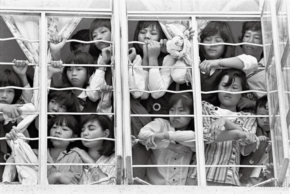 安哥作品：1980·广东开平　服装厂的女工们隔窗看热闹