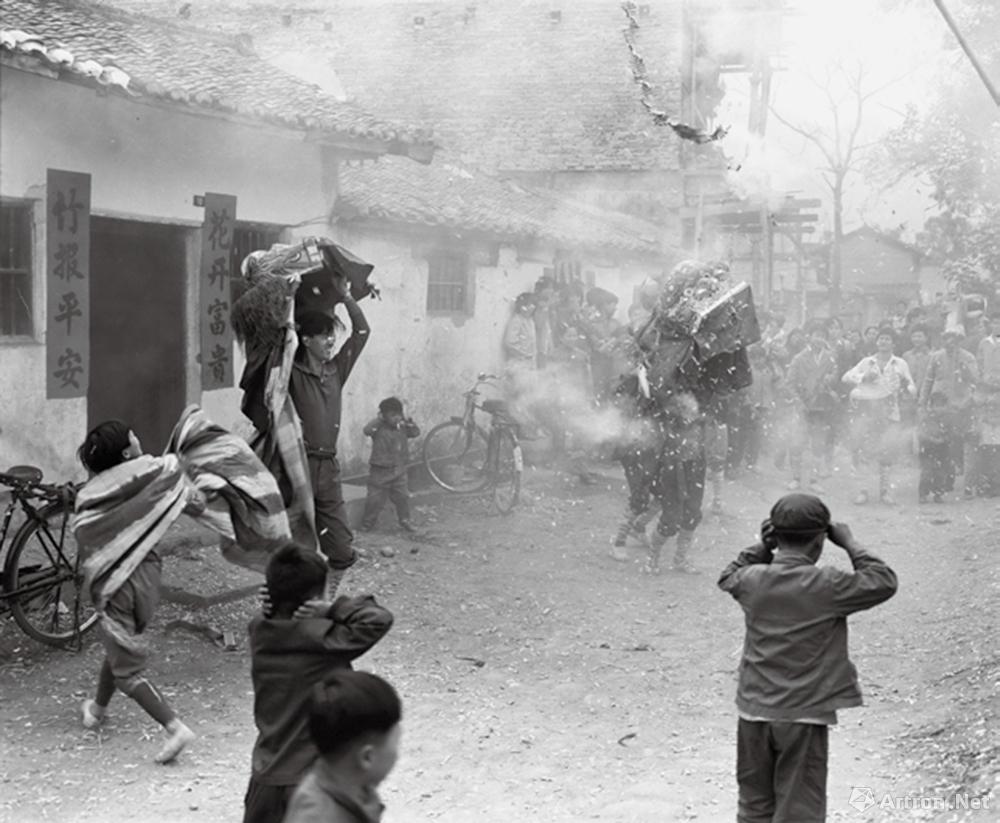 安哥作品：1980·广东梅县　放鞭炮、舞狮迎新春