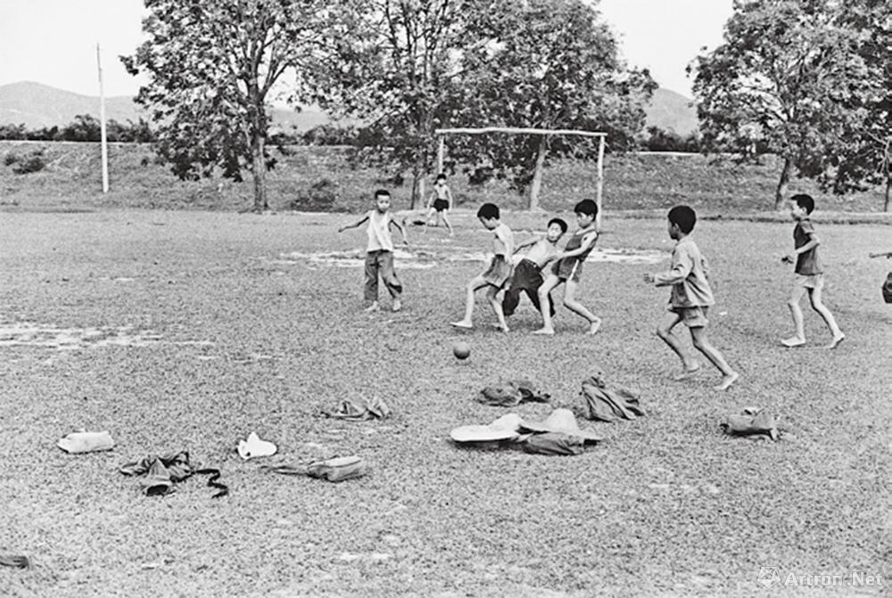 安哥作品：1980·广东梅县　放学后踢足球的小学生