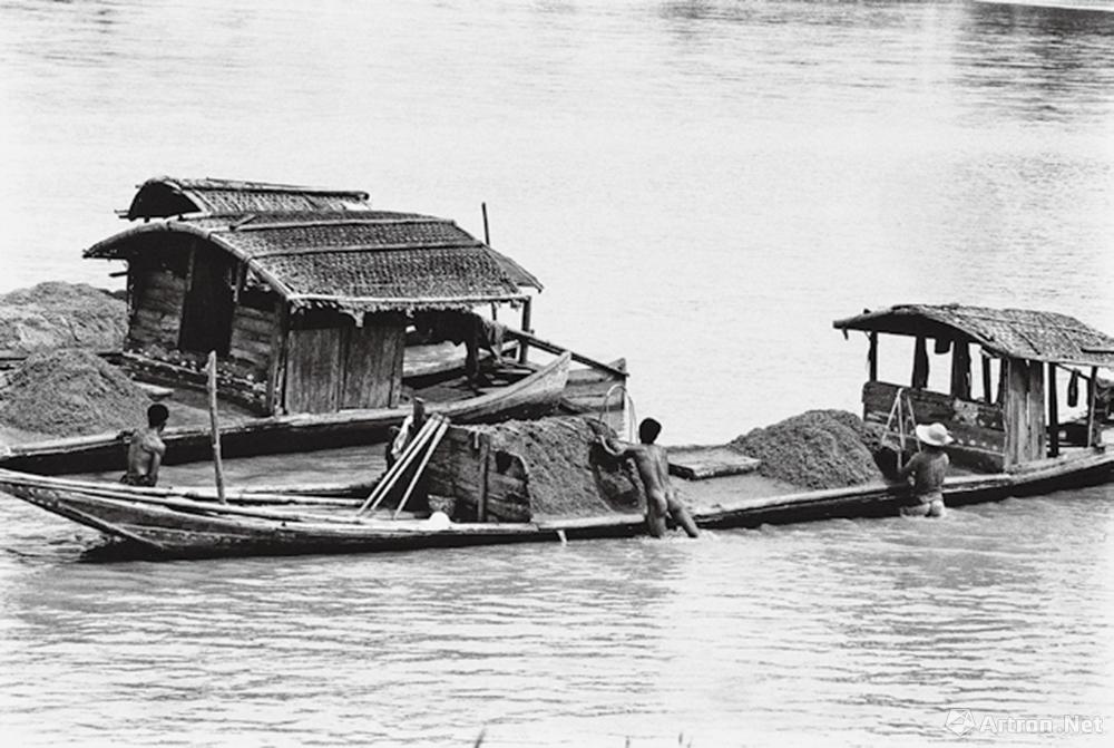 安哥作品：1980·广东梅州　梅江边赤身捞沙的船工