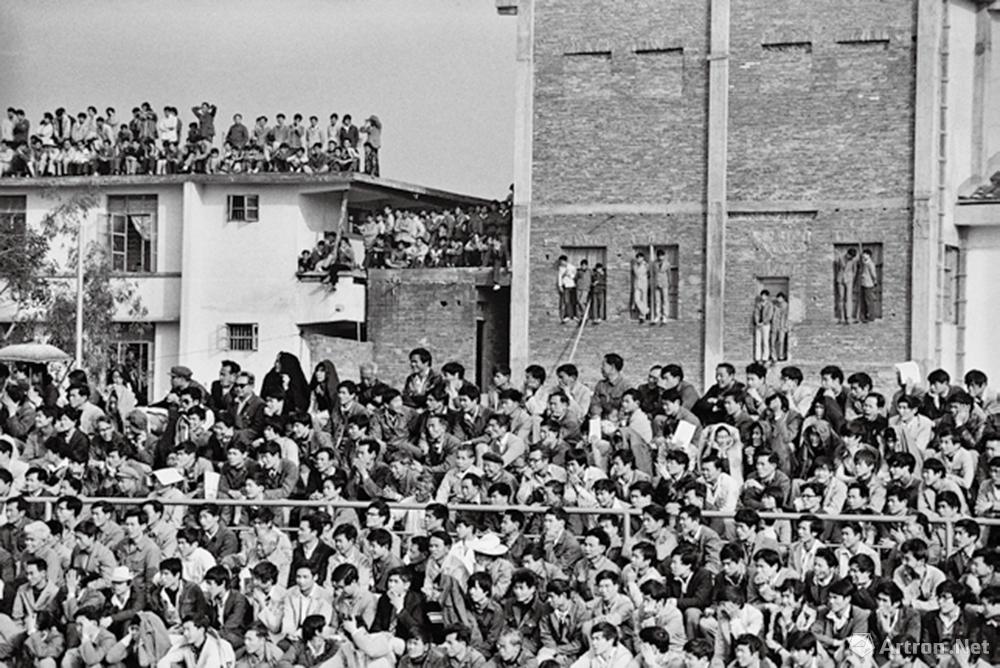 安哥作品：1980·广东梅州　球场内外的球迷如醉如痴，但秩序井然