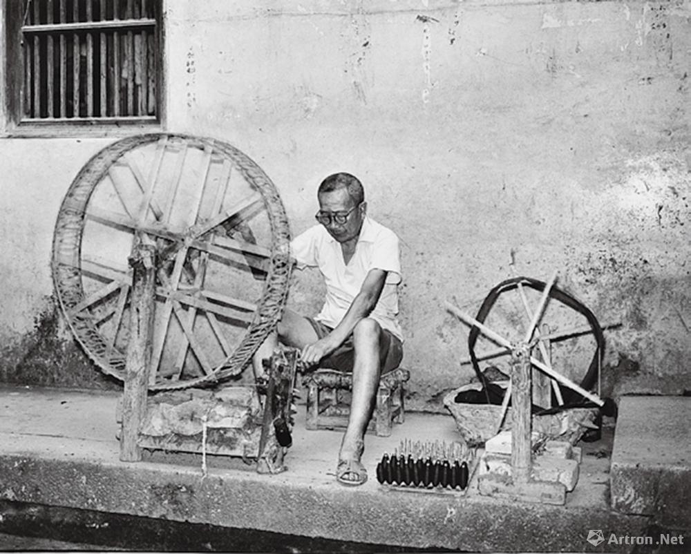 安哥作品：1980·广东兴宁　在自家门前用老式纺车纺线的老人