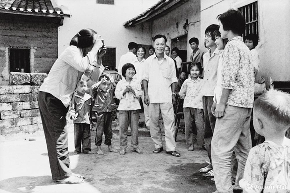 安哥作品：1982·广东蕉岭　海外华侨回乡探亲时带来一部傻瓜相机，村民们兴致勃勃地相互拍照