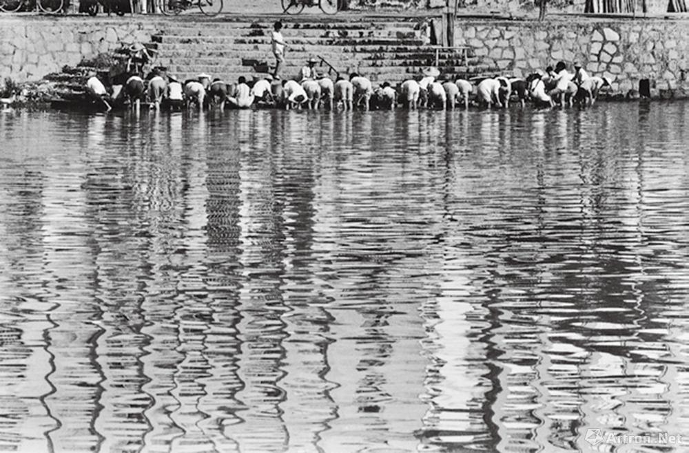 安哥作品：1982·广东陆丰　每天早上都有许多妇女在河边洗衣服
