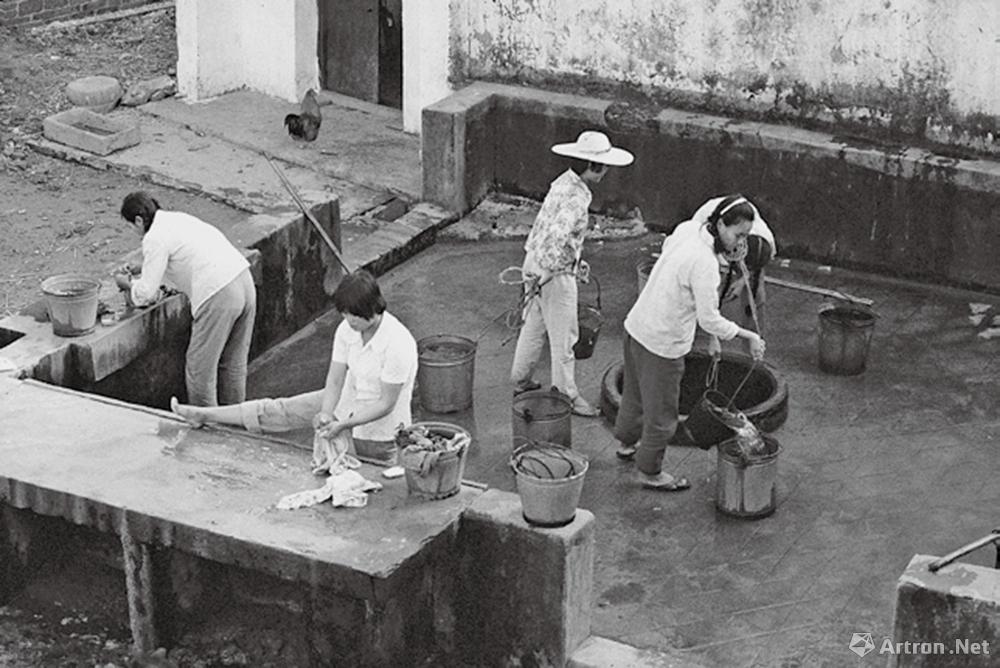 安哥作品：1982·广东南雄　在井边洗衣的妇女