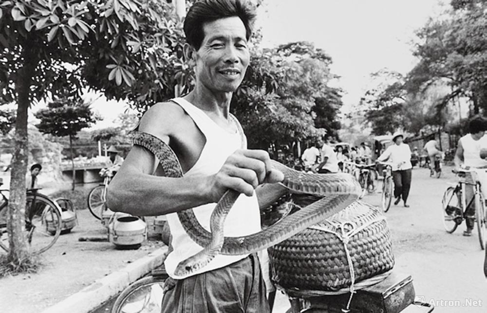 安哥作品：1982·广东普宁　乡村自由市场上的卖蛇人