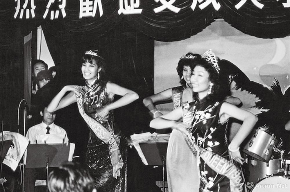 安哥作品：1983·广东广州　“美国夏威夷水仙花皇后访问团”在广州引起小小的轰动