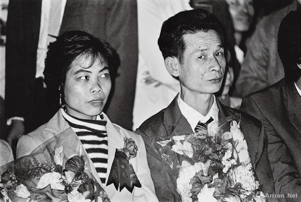 安哥作品：1983·广东广州　首届大龄青年集体婚礼上的一对夫妇