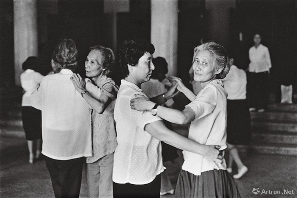 安哥作品：1983·广东广州　在军区礼堂跳交谊舞的老人
