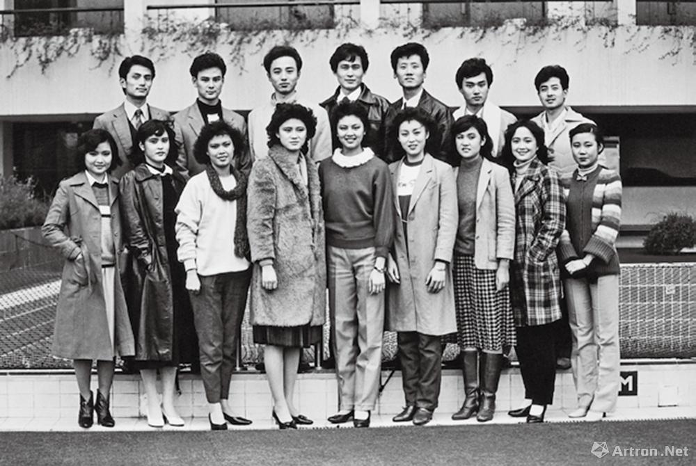 安哥作品：1985·广东广州　参加广州“青春美大赛”决赛的男女选手化妆后合影