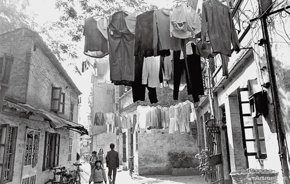 安哥作品：1985·广东广州　春季多雨，每遇晴天，市民赶紧把洗过的衣服晾出来