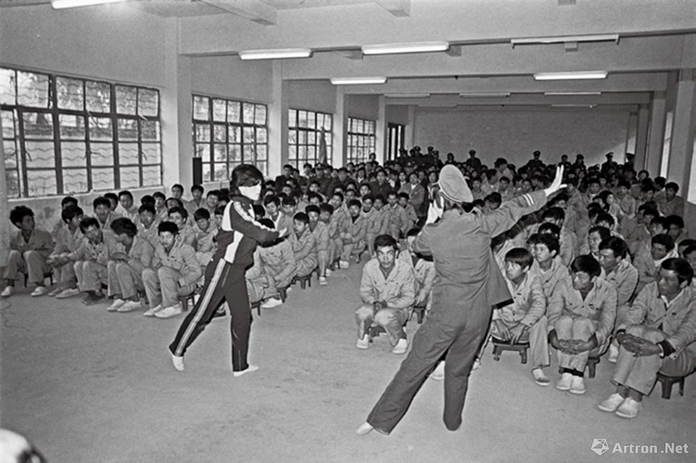 安哥作品：1985·广东广州　少年犯管教所内的联欢会