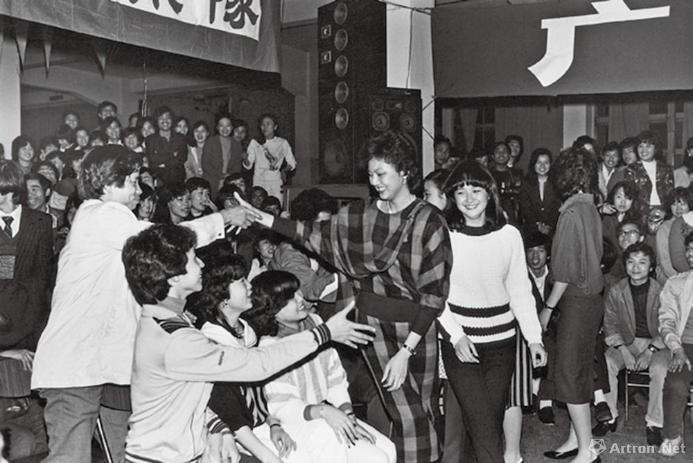 安哥作品：1985·广东广州　选美决赛中胜出的五名“广州小姐”谢若绮、任小玲等与广州青年联欢