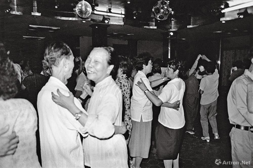 安哥作品：1985·广东广州　营业性歌舞厅开了又被关，自从开了日间老人专场后，它才被允许正常营业