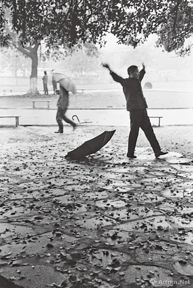 安哥作品：1985·广东广州　雨天在大榕树下锻炼的人