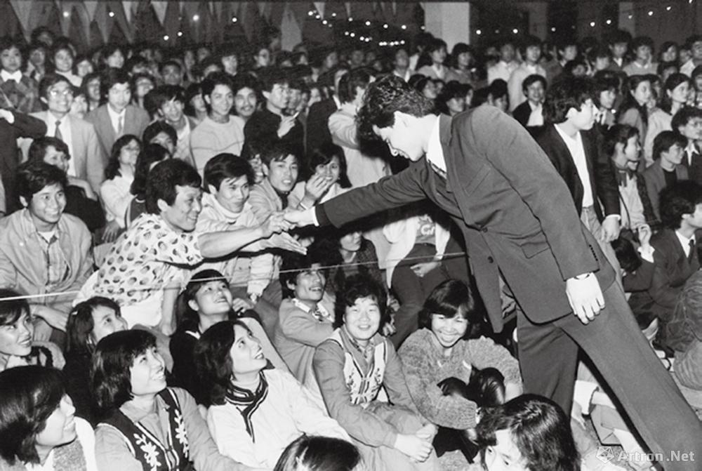 安哥作品：1985·广东广州　在“青春美大赛”决赛中胜出的“广州先生”汪子健与广州青年联欢