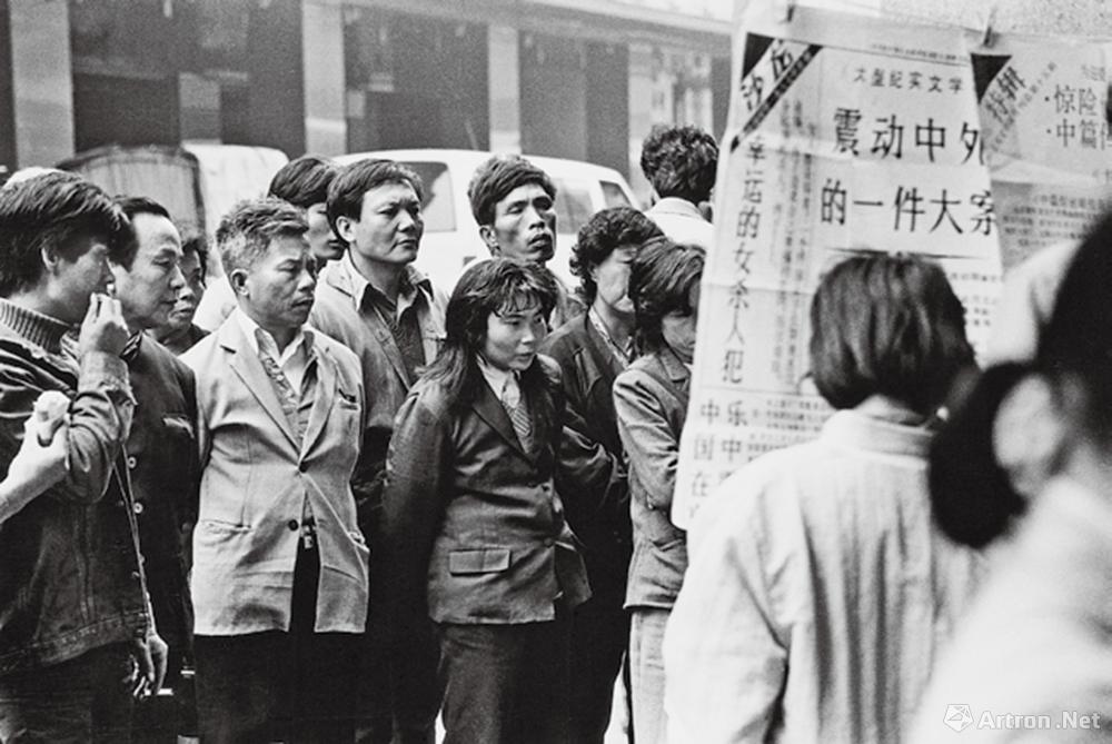 安哥作品：1985·广东广州　长堤报摊上已不再是仅有几份党报了，新出的小报引来许多围观者