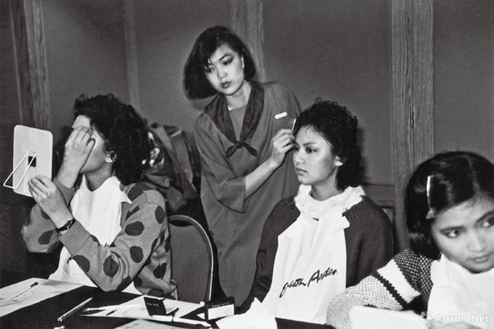 安哥作品：1985·广东广州　中国大酒店请来了香港的美容师为参加选美决赛的选手们化妆