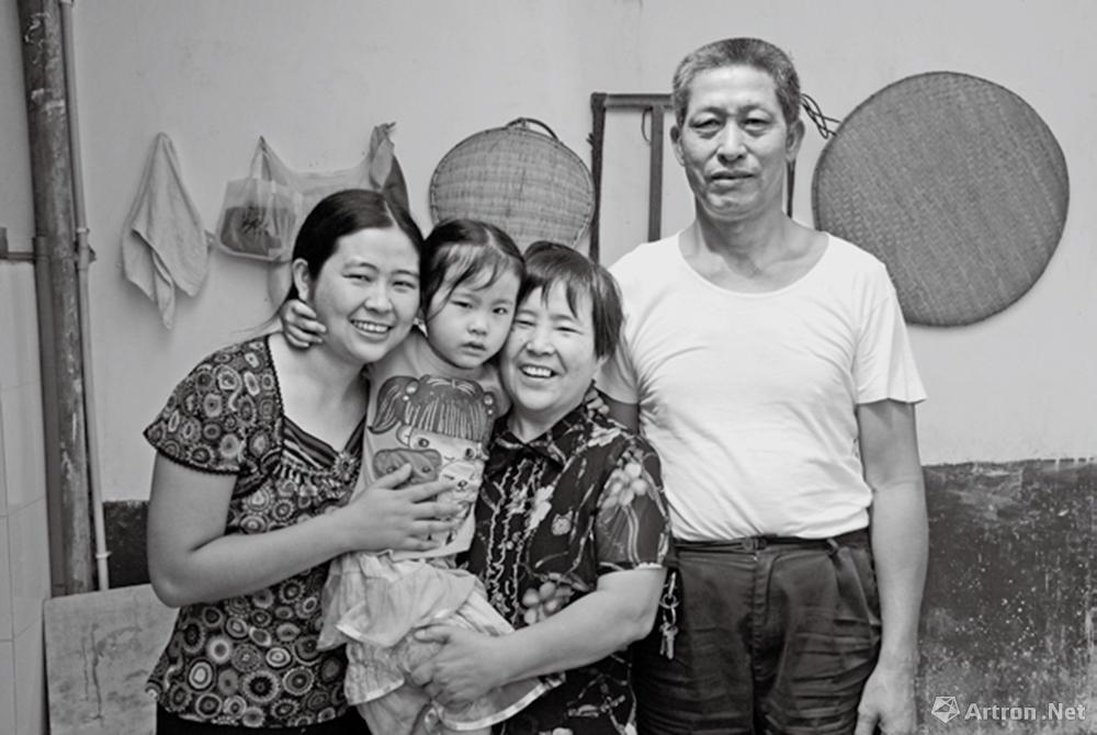安哥作品：2007·云南西双版纳　大勐龙东风农场的北京知青马令敏（中）和她的家人