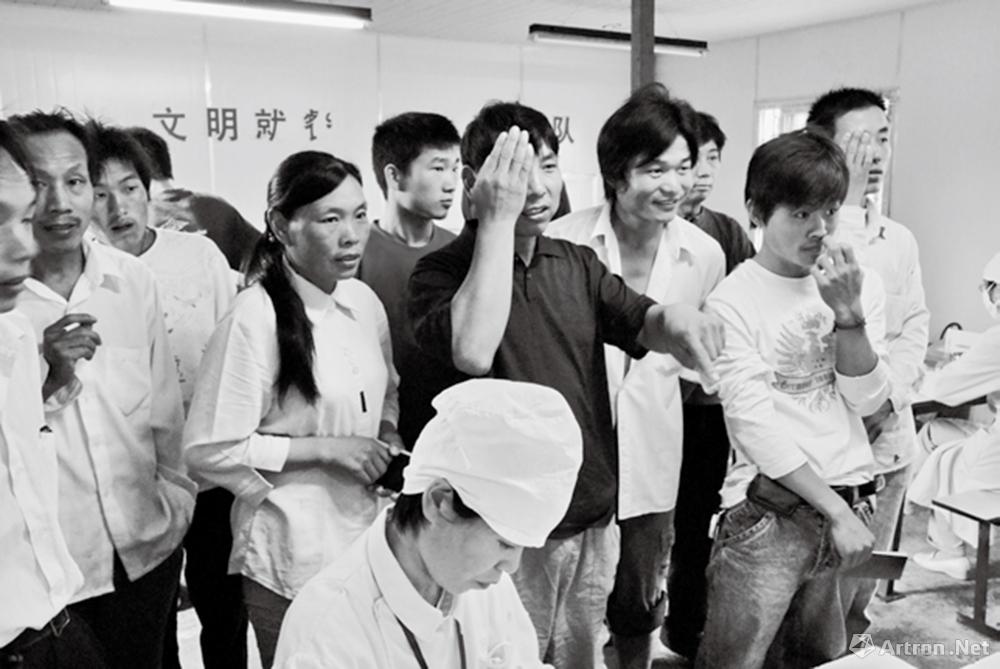 安哥作品：2008·上海　佘山工地的工人宿舍来了医疗队，为大家检查身体2