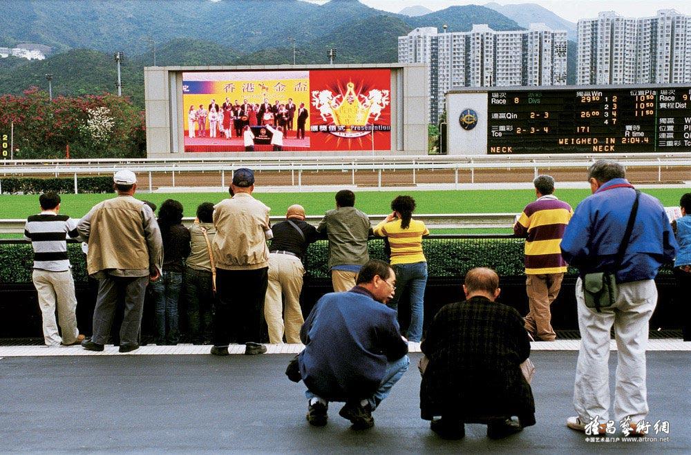 吴建斌作品：赌马成为香港人生活中不可缺少的一部分，如今看马队伍多了自由行的游客。