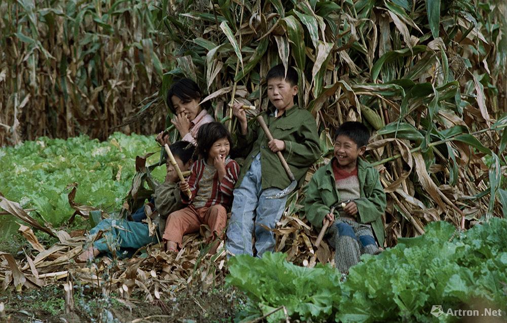王玉文作品：1985年 吃甜干的孩子们