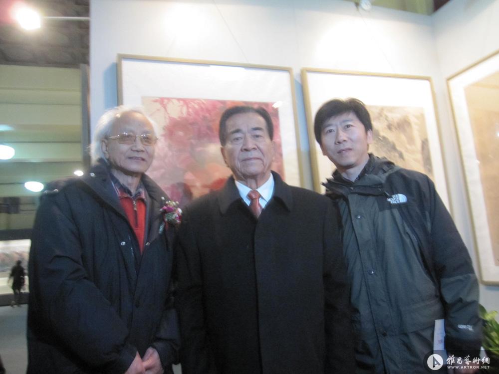 人大副委员长铁木尔·达瓦买提,导师谷守山与韩左斌在参展作品前合影