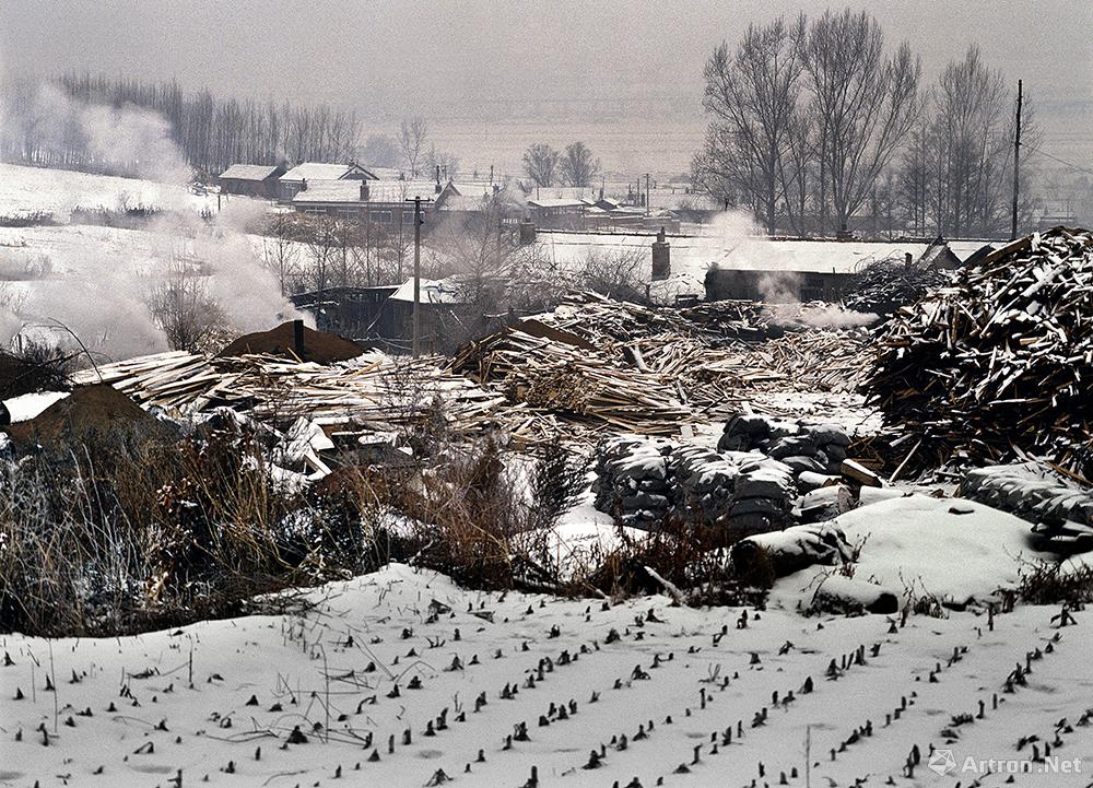 田立作品：冬季村庄山坡上的大小炭场
