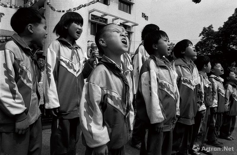 彭浩作品：盲哑学校的记录1997-贵阳市盲聋哑学校欢度六一的合唱表演。