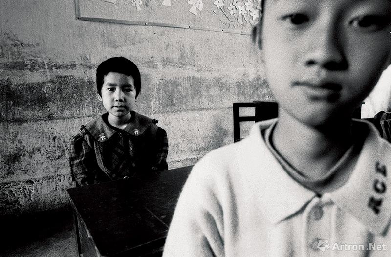 彭浩作品：盲哑学校的记录1997-教师角落里的盲生。