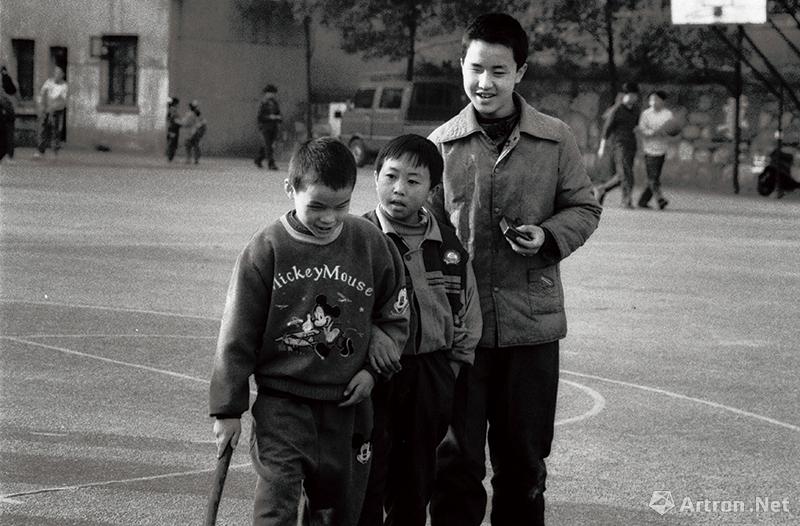 彭浩作品：盲哑学校的记录1997-课间，盲生们会邀约一起在操场上边走边聊。