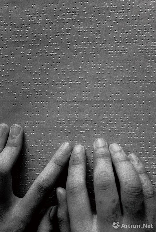 彭浩作品：盲哑学校的记录1997-盲生的阅读都是通过手触摸盲文课本。